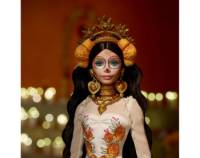 Barbie Signature Muñeca de Colección Día de Muertos 2025 (modelo JBJ05) con Vestido, Corona de Cempasúchil.